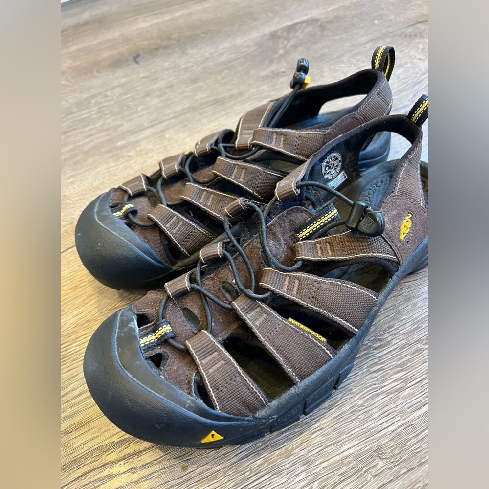 Mens 11.5 KEEN watershoes